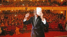 Amitabh Bachchan taking a selfie using OnePlus with the audience