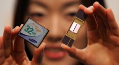 An employee of Samsung Electronics Co., Ltd., shows new 32-Gigabyte NAND memory chip (R) and card (L) during the news conference at the Shilla hotel on September 11, 2006 in Seoul, South Korea
