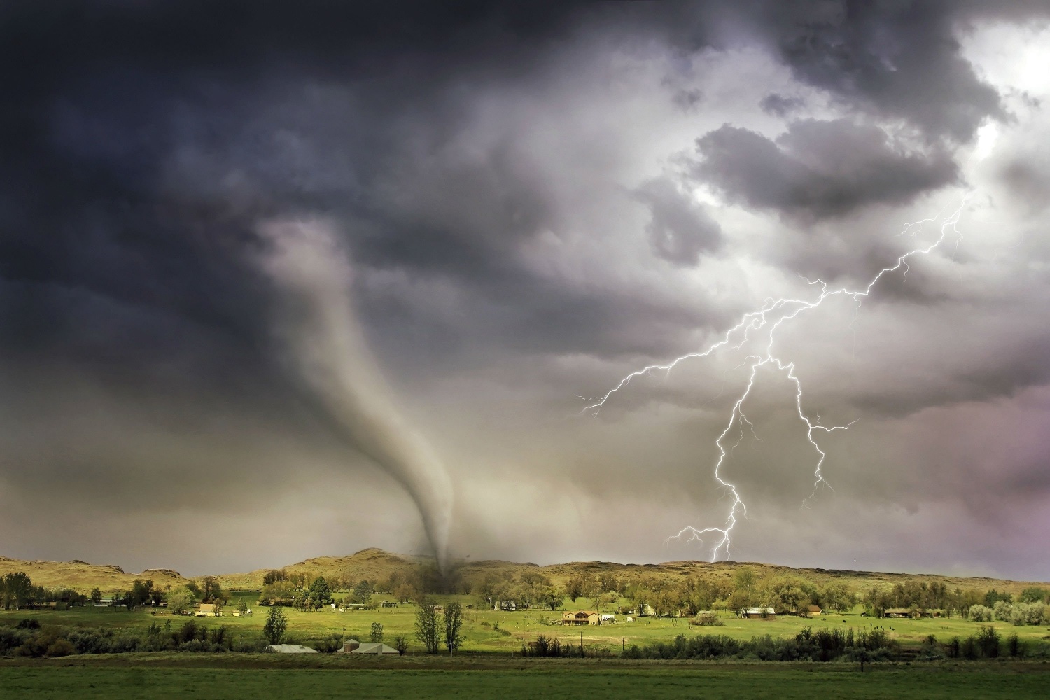 EF3 Tornado Wreaks Havoc in Chattanooga Leaving Residents to Describe
