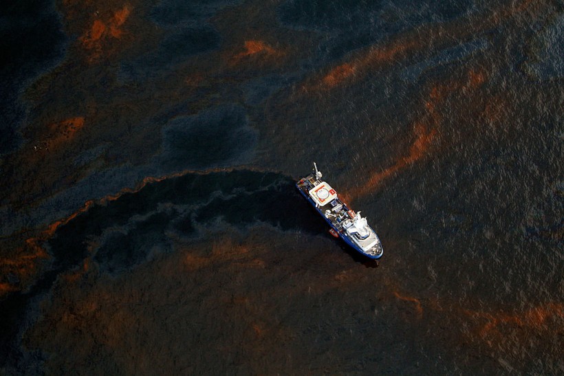 Coast Guard Attempts Burning Off Oil Leaking From Sunken Rig