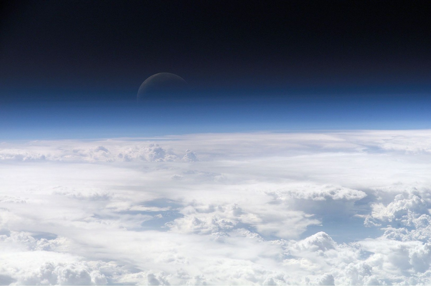 Photo of La stratosphère de la Terre se rétrécit en raison des émissions de gaz à effet de serre et pourrait diminuer jusqu’à 1,3 km d’ici 2080.