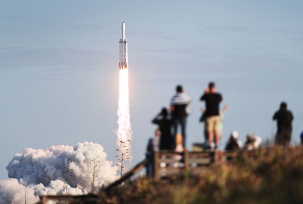 SpaceX Falcon Heavy Rocket lanza satélite de comunicaciones