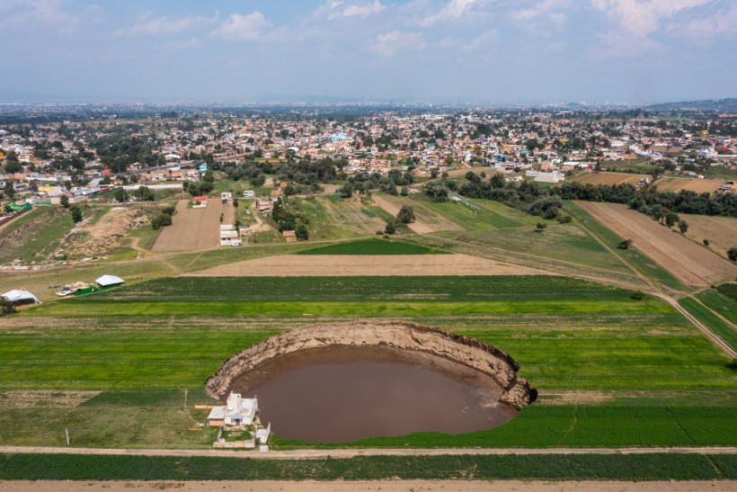 Giant Sinkhole Threatens A House And Sown Fields in Puebla