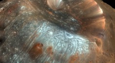 Stickney_crater_on_Phobos.jpg