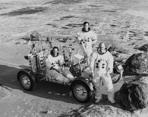 Los astronautas del Apolo 16 se entrenan para la misión de aterrizaje lunar