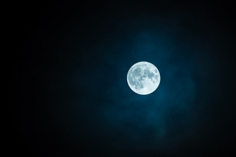 Science Times - Moon Has Great Impact on How Humans Sleep; More than 850 People, Lunar Cycle Monitored for Years