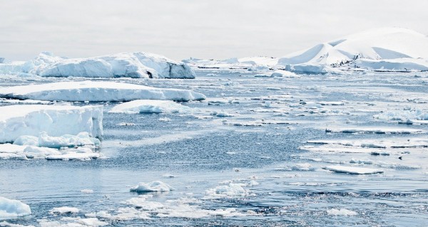 Uno studio ha rivelato che lo scioglimento delle calotte polari distribuisce abbastanza acqua da causare uno spostamento orizzontale nella crosta terrestre