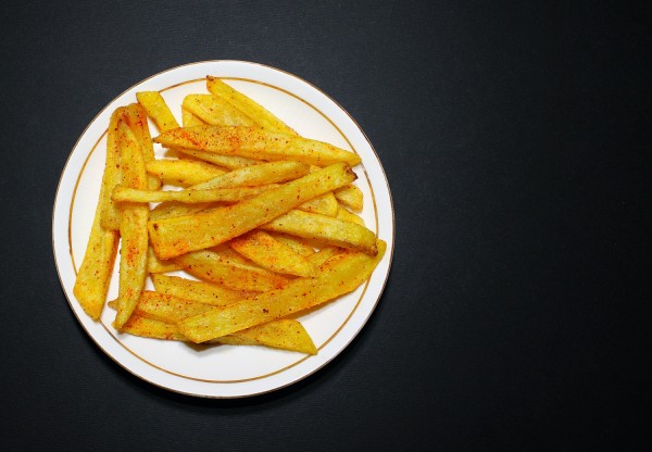 Frites de pommes de terre sur plaque en céramique blanche