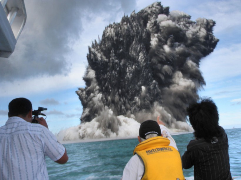 Science Times - Tonga Erupts So Intensely Causing the Atmosphere to Ring Like a Bell, a Volcanic Occurrence Described as a ‘Phenomenon’ from 200 Years Ago