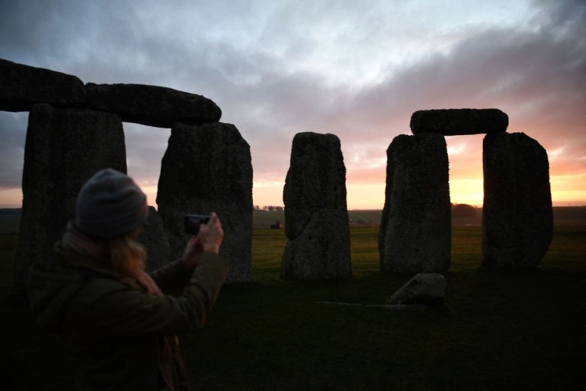 Science Times - How Can Stonehenge be an Ancient Calendar? New Research Reveals Prehistoric Link Between the Large Stones and Sun Worship in Eastern Mediterranean