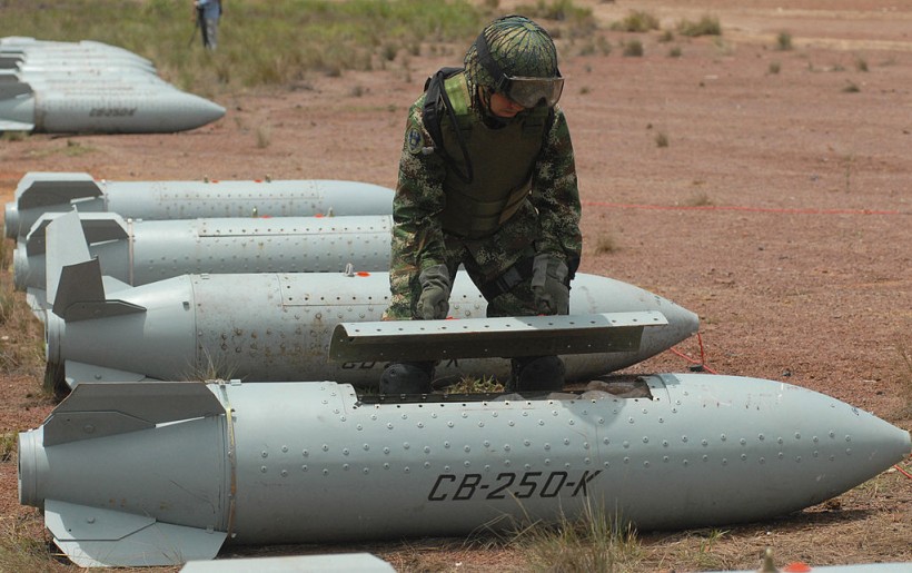 A Colombian Army bomb disposal expert op