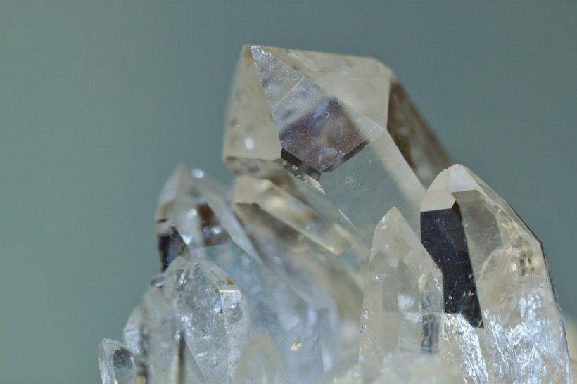  Theorists Found a Way of Predicting the Shapes of Crystals Lacking Symmetry