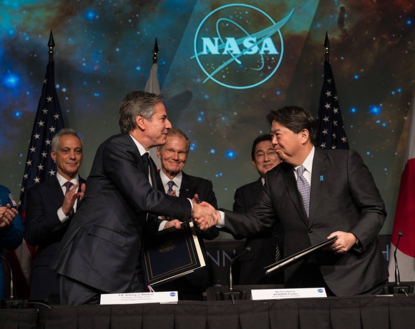  Space Collaboration: US, Japan Ink Agreement at NASA Headquarters; Private Companies Seen As Intermediaries Between Nations