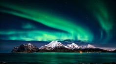 Photographer Captures Impressive Footage of Northern Lights During Flight to Alaska [Watch]