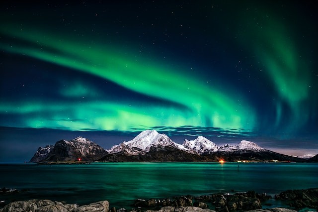 Photographer Captures Impressive Footage of Northern Lights During Flight to Alaska [Watch]