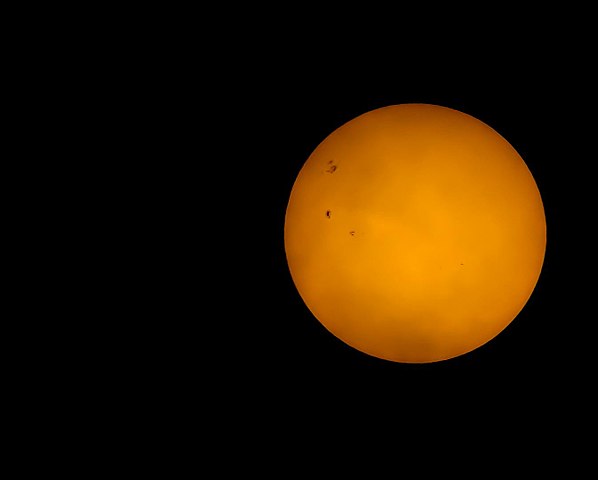 Massive Sunspot 4 Times The Earth’s Size Visible To The Naked Eye [See ...