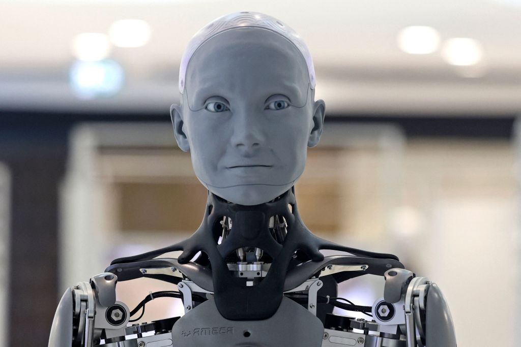 Humanoid Robot With Realistic Facial Expressions Startlingly Describes ...