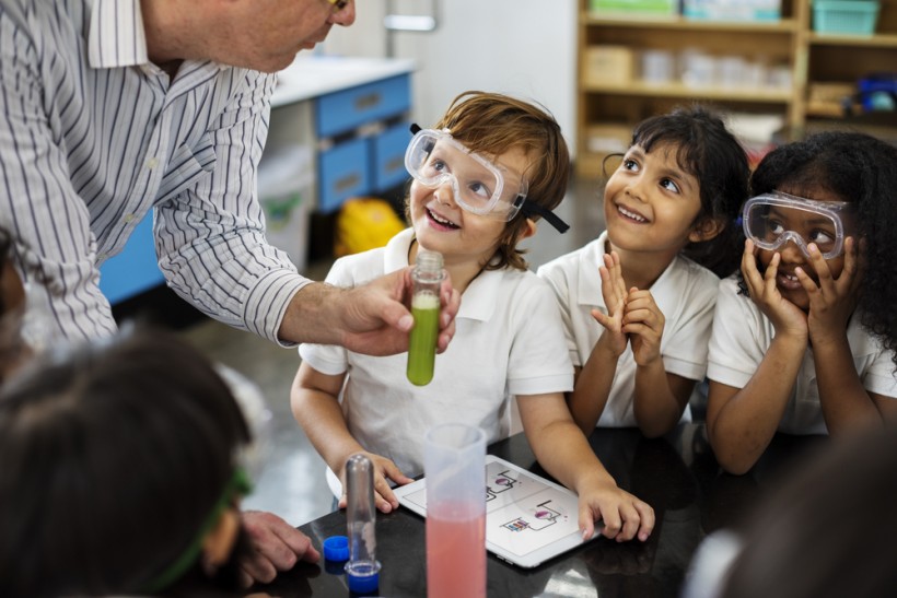 How Can Teachers Effectively Teach Scientific Topics?