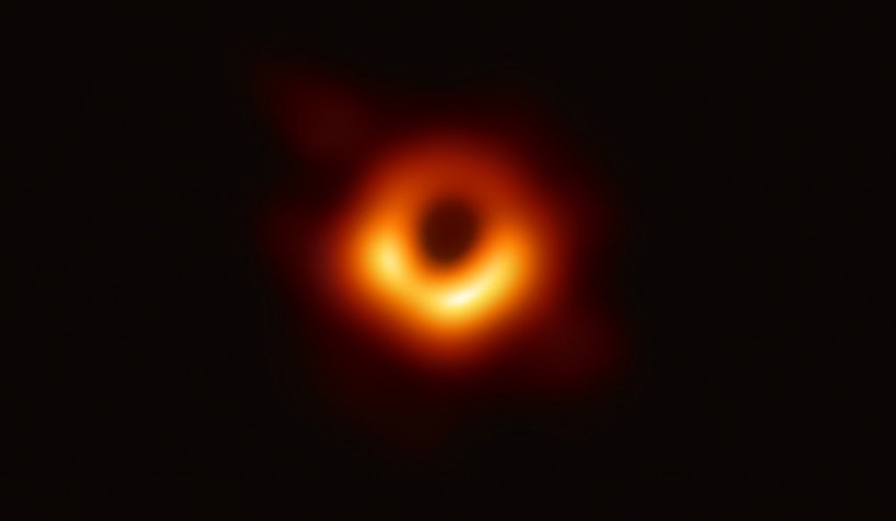 Lần đầu tiên phát hiện lỗ đen quay: Các nhà thiên văn học quan sát thấy các tia vũ trụ ở trung tâm thiên hà M87