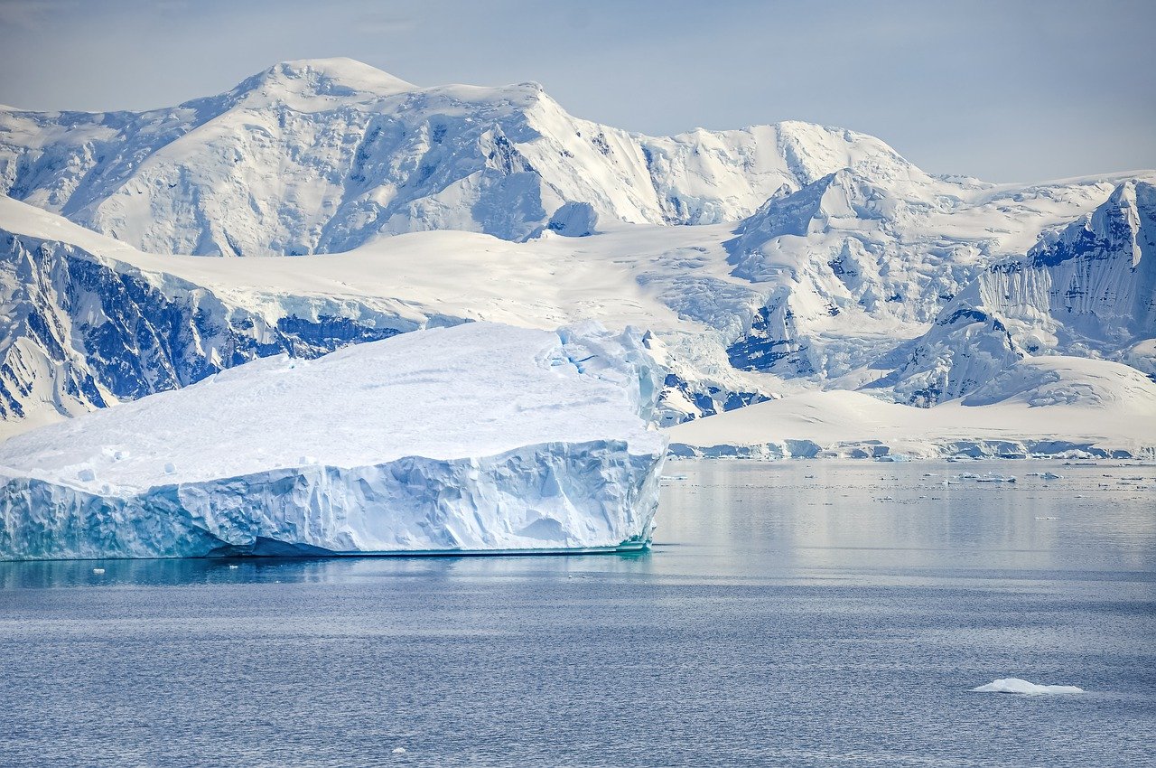 World's Biggest Iceberg Snapped: Incredible Footage Captures A23a ...