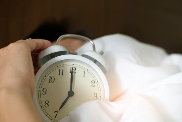 Why It's Unhealthy To Hit Snooze Once You Hear Your Alarm Clock? Expert Explains