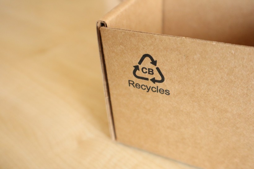 a cardboard box with a recyclies logo on it