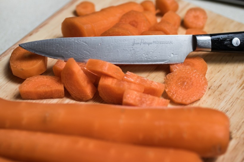 Why Do Chopped Carrots Curl If Left Uneaten for Long? Researchers Explore the Science Behind It