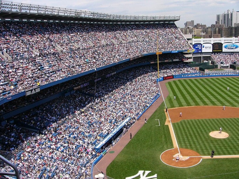 Yankees stadium crowd