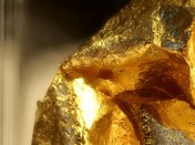 Mystery of Gold’s Glow: Energy Scientists Unveil the Quantum-Mechanical Effects of Photoluminescence From Crystalline Metal Films