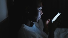 using smartphone in darkness