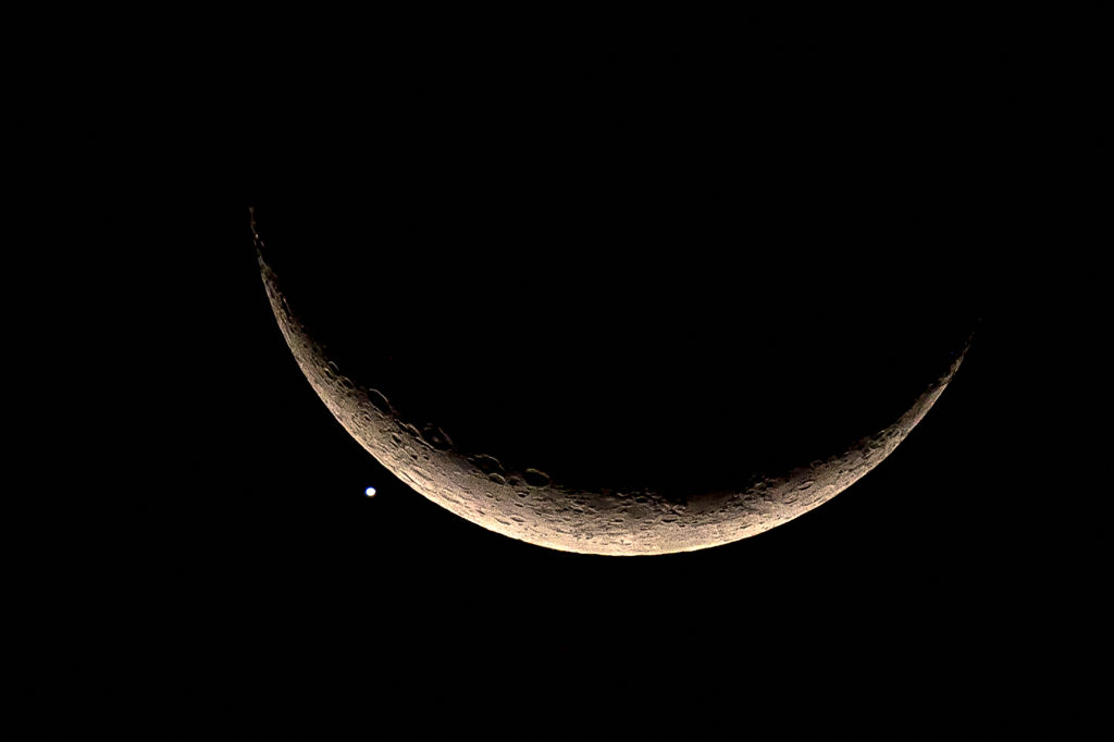 November Skywatchers Crescent Moon Meets Bright Venus for a Stunning