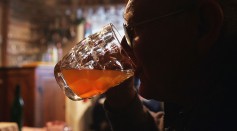 Study suggests that moderate alcohol consumption among people with Alzheimer's daily can lower the risk of premature death
