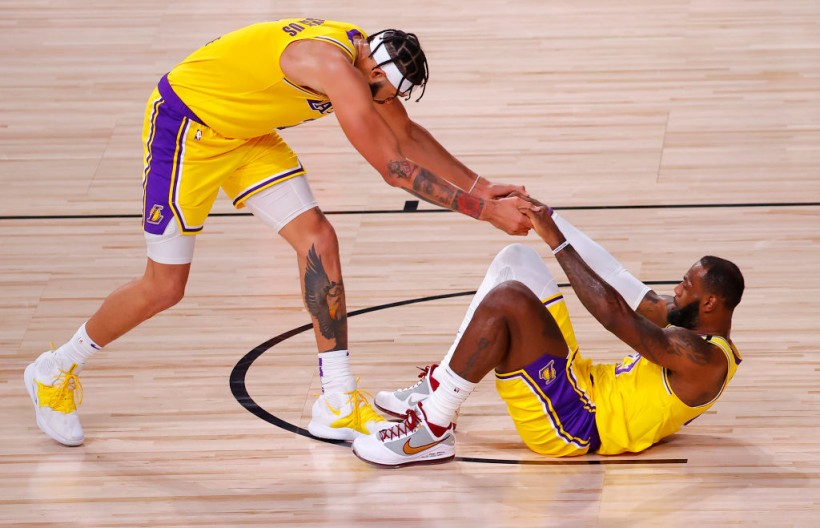 KaVale McGee #7 of the Los Angeles Lakers helps LeBron James #23 of the Los Angeles Lakers