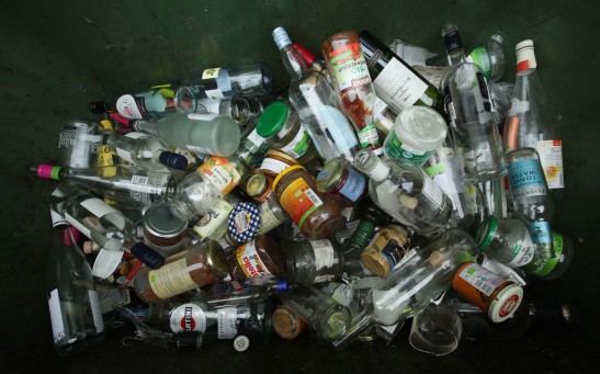 Science Times - Glass Bottles Much Worse for the Environment than Plastic, Researchers Warn