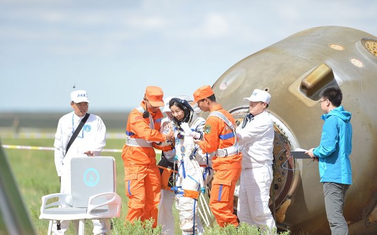 Shenzhou X Capsule Re-Enters And Lands In Inner Mongolia