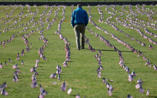 200,000 American Flags Installed On National Mall To Memorialize 200,000 COVID-19 Deaths