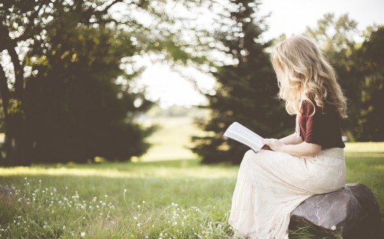 Why Should You Read Outdoors? Scientific Research Reveals Some Reasons