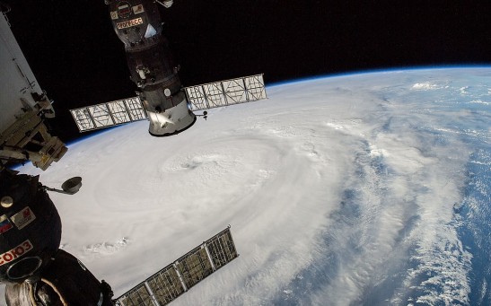 中文（繁體）: Typhoon Neoguri photographed on 5 July 2014 by United States astronaut Reid Wiseman from the International Space Station.