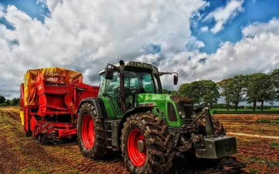  Giant Equipment Company Unveils Driverless Tractor That Can Be Controlled Using Smartphones