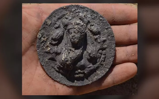 Russian archaeologists uncovered an ancient burial of Aphrodite cult priestess. 