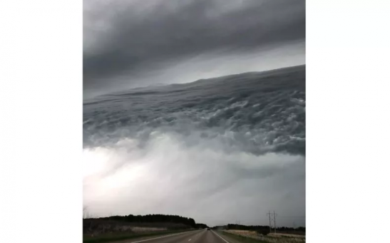 Seized clips of peculiar clouds that resemble the ocean found in Minnesota skies, raise sides for its genuinity. 