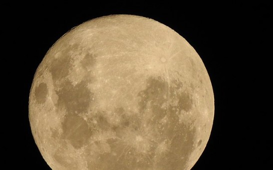 Fake Moon Photos Produced by Samsung's S20 Ultra Series? Space Zoom Feature Explained