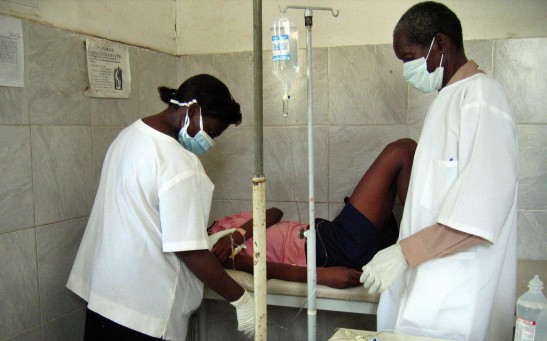 Angolan health workers treat, 05 April 2