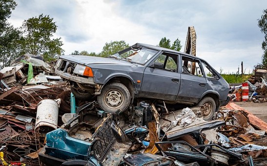High-Tech Ways of Dismantling Cars Adopted by Scrapyards Offer New Strategy in Recycling End-of-Life Vehicles
