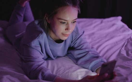 Nighttime Use of Smartphone Leads to Circadian Misalignment, Hormonal Disruption That Can Cause Weight Gain