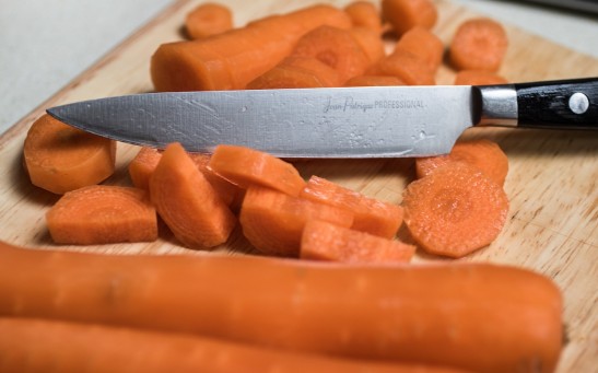 Why Do Chopped Carrots Curl If Left Uneaten for Long? Researchers Explore the Science Behind It