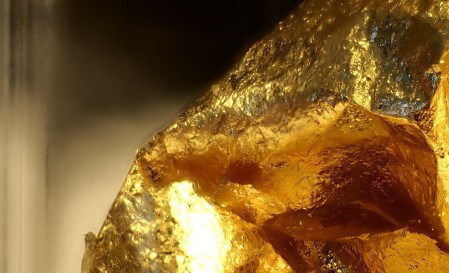 Mystery of Gold’s Glow: Energy Scientists Unveil the Quantum-Mechanical Effects of Photoluminescence From Crystalline Metal Films