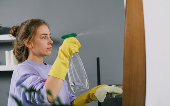 Nanoparticles in Consumer Cleaning Products Re-Suspend and Rise to Person's Breathing Zone, May Contribute to Indoor Air Pollution [Study]
