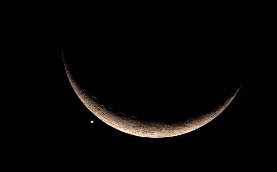 November Skywatchers: Crescent Moon Meets Bright Venus for a Stunning View